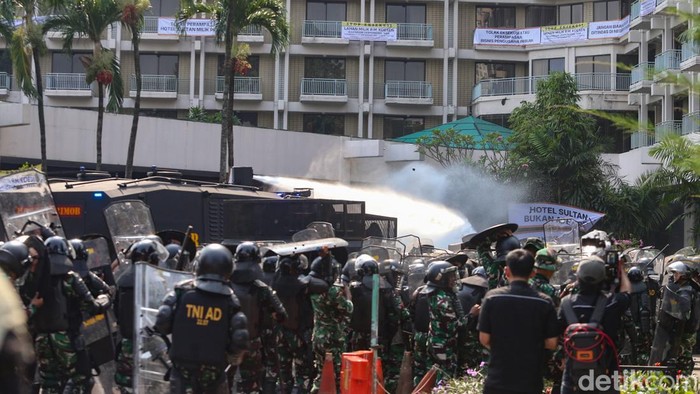 Eksekusi pengosongan lahan Hotel Sultan di kawasan Gelora, Jakarta Pusat, Kamis (18/6/2026), berlangsung tegang dan diwarnai kericuhan. Sejumlah massa yang menolak pelaksanaan eksekusi terlibat bentrokan dengan aparat keamanan setelah putusan pengadilan dibacakan di lokasi. Situasi sempat memanas ketika massa bertahan dan menuntut agar proses pengosongan lahan ditunda.