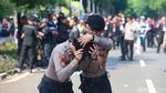 Hotel Sultan Dieksekusi, Massa Mengamuk dan Bentrok dengan Aparat