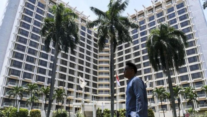 Ilustrasi - Warga melintas di depan Hotel Sultan di kawasan Gelora Bung Karno, Senayan, Jakarta. ANTARA FOTO/Galih Pradipta.