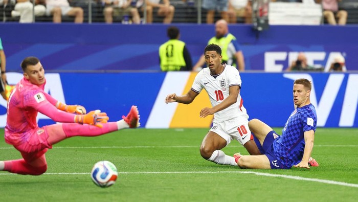 Soccer Football - FIFA World Cup 2026 - Group L - England v Croatia - Dallas Stadium, Arlington, Texas, U.S. - June 17, 2026 Englands Jude Bellingham scores their third goal pas Croatias Dominik Livakovic REUTERS/Kai Pfaffenbach