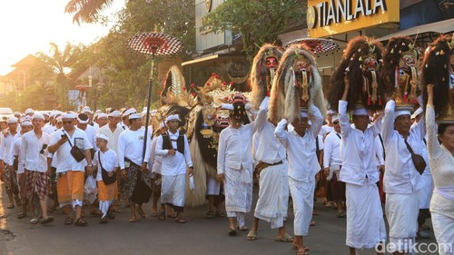 Iring-Iringan 13 simbol suci dari Klungkung dalam ritual Ngodak Sesuhunan jadi tontonan para turis di Jalan Raya Ubud, Gianyar, Kamis (18/6/2026). (Aryo Mahendro/detikBali).