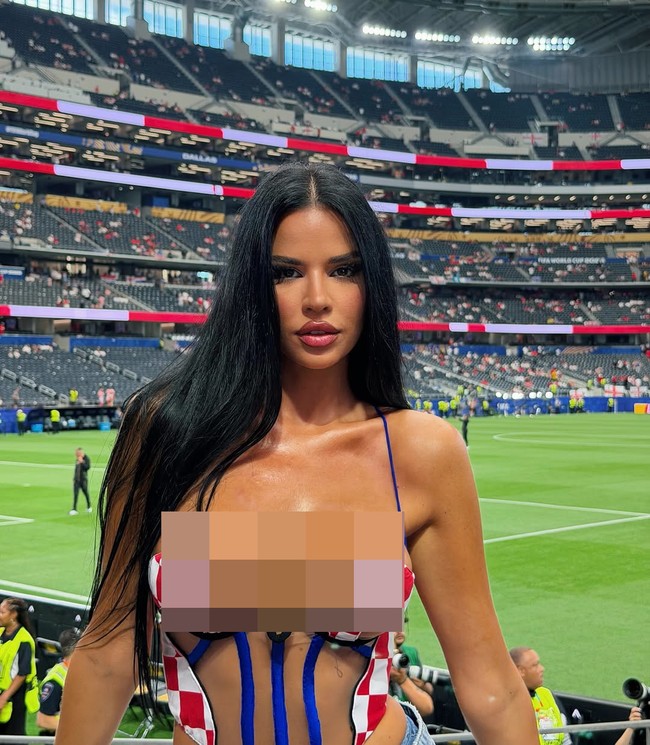 Atasan tersebut dipadukan dengan celana pendek yang tak kalah mini, menjadikan tampilan ini sebagai gaya terseksinya selama hadir di pertandingan bola. Foto: Instagram @knolldoll