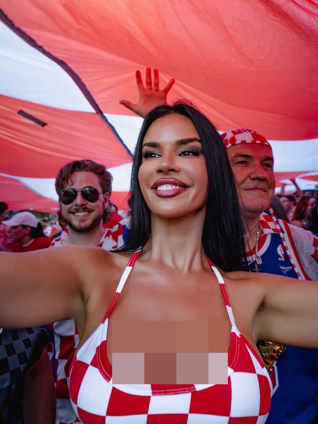 Ketika itu, Ivana menuai kecaman ketika berpose dengan pakaian renang di jalanan. Ivana mengaku tak tahu aturan berpakaian di Qatar dan enggan mengubah gayanya. Foto: Instagram @knolldoll