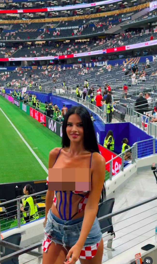 Sejak saat itu, kehadiran Ivana Knoll dalam pertandingan bola selalu dinantikan penggemar. Ivana sendiri mengaku selalu menyiapkan sejumlah outfit untuk dikenakan saat pertandingan besar. Foto: Instagram @knolldoll