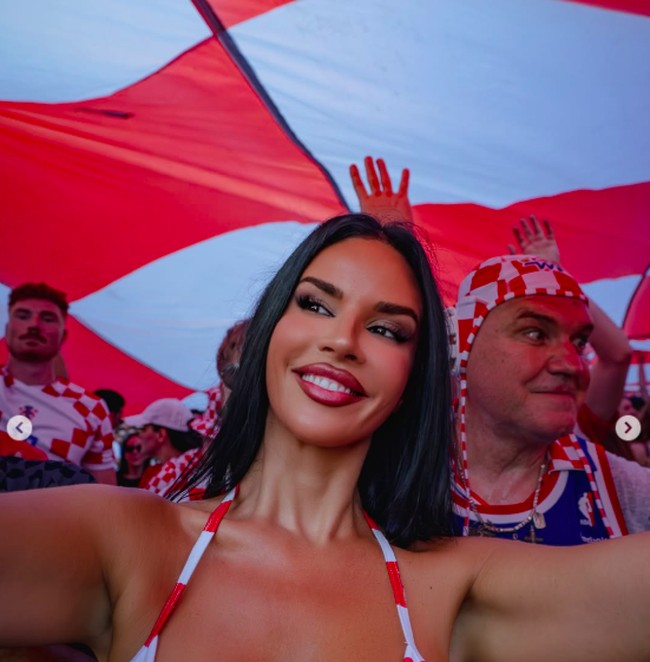 Dalam postingan di Instagram, wanita asal Kroasia ini tak ragu tampil terbuka di Stadion Dallas, Arlington, Texas. Selagi menyaksikan laga Inggris melawan Kroasia, ia memakai atasan minim yang didesain menyerupai bendera negaranya. Foto: Instagram @knolldoll