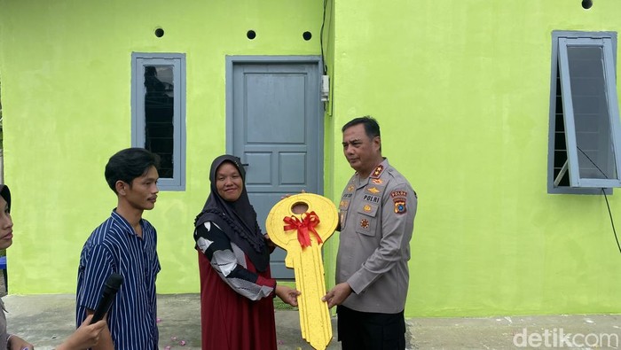 Kapolda Bangka Belitung Irjen Viktor T Sihombing menyerahkan kunci rumah yang telah dibedah.