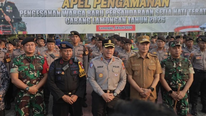 Kapolres Lamongan AKBP Arif Fazlurrahman saat memimpin apel