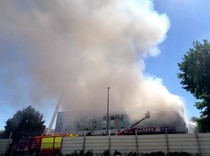 Video: Kebakaran Besar Landa Gudang di Pinggiran Paris