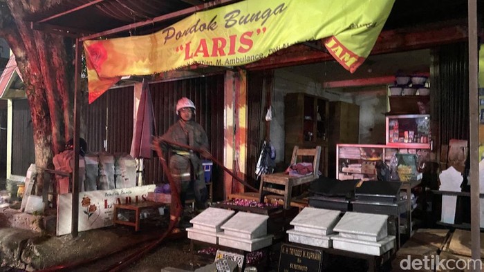 Kebakaran toko bunga di Jalan Kyai Saleh, Kelurahan Randusari, Kota Semarang, Kamis (18/6/2026) malam.