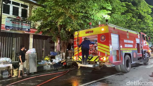 Kebakaran toko bunga di Jalan Kyai Saleh, Kelurahan Randusari, Kota Semarang, Kamis (18/6/2026) malam. Kebakaran toko bunga di Jalan Kyai Saleh, Kelurahan Randusari, Kota Semarang, Kamis (18/6/2026) malam.
