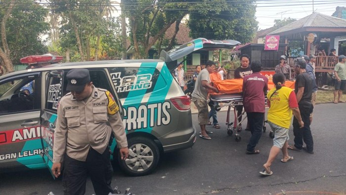 Evakuasi jenazah ibu yang tewas tertabrak mobil boks di di Jalan Raya Baturejo, Dusun Banu, Kecamatan Ngantang, Kabupaten Malang