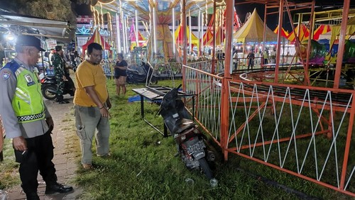 Polisi mengecek TKP kecelakaan wahana di pasar rakyat Desa Pergung, Kecamatan Mendoyo, Kabupaten Jembrana, Selasa (16/6/2026) malam.