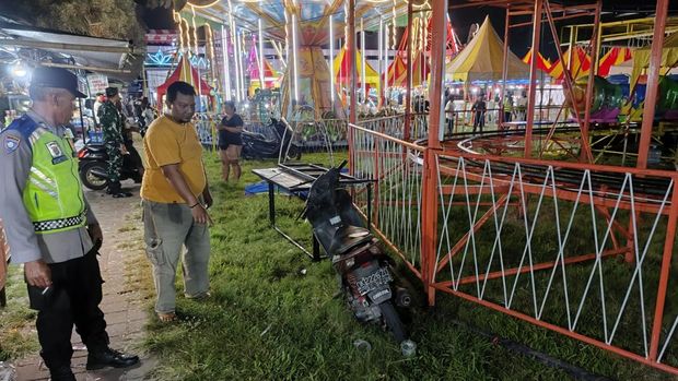 Kecelakaan Wahana Polisi mengecek TKP kecelakaan wahana di pasar rakyat Desa Pergung, Kecamatan Mendoyo, Kabupaten Jembrana, Selasa (16/6/2026) malam.