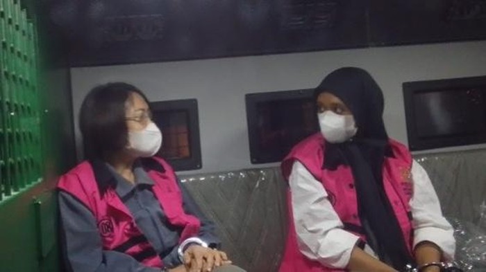 Kejari Palangka Raya menahan Prof Yetri Lundang (kiri), tersangka korupsi Pascasarjana UPR. (dok Kejari Palangka Raya)