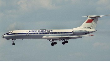 Penerbangan Aeroflot 593 berakhir tragis pada 23 Maret 1994 setelah seorang pilot mengizinkan kedua anaknya masuk ke kokpit dan mencoba mengendalikan pesawat saat berada di udara. Putranya yang berusia 16 tahun tanpa sengaja memberikan tekanan pada kemudi hingga menonaktifkan sebagian sistem autopilot, membuat Airbus A310 kehilangan kendali. Meski para pilot berusaha memulihkan keadaan, pesawat akhirnya menukik dan menghantam Pegunungan Altai, menewaskan seluruh 75 orang di dalamnya. Foto: Wikimedia Commons. Foto: Boredpanda