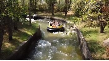Liburan keluarga Jaramillo berubah menjadi mimpi buruk saat rakit wahana Raging River di Adventureland, Iowa, terbalik pada Juli 2021. Sabrina Jaramillo dan keluarganya terjebak di bawah air setelah rakit dipenuhi air dan terguling ketika mereka masih mengenakan sabuk pengaman. Putranya yang berusia 11 tahun, Michael Jaramillo, meninggal dunia setelah terperangkap di bawah air, sementara keponakannya mengalami luka serius. Tragedi ini memicu gugatan besar terhadap pengelola wahana dan kembali memunculkan sorotan soal standar keselamatan taman hiburan. Foto: Boredpanda