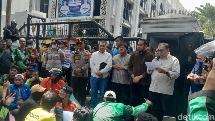 Ketua Komisi E DPRD Sumut Muhammad Subandi dan 3 anggota dewan lainnya menemui massa aksi dari driver Ojol. (Nizar Aldi/detikSumut)