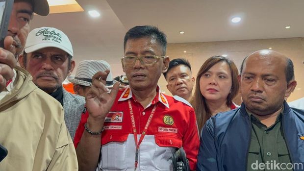 Ketua LBH Garda Prabowo, Daeng Lukman, mengatakan melaporkan eks Ketua BEM UGM Tiyo Ardianto ke Bareskrimatas dugaan penghinaan Presiden Prabowo Subianto. (Kurniawan/detikcom)