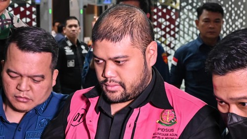 Tersangka kasus dugaan tindak pidana korupsi tata kelola program Makan Bergizi Gratis (MBG) Glory Harimas Sihombing (tengah) berjalan menuju mobil tahanan di Kejaksaan Agung, Jakarta, Kamis (18/6/2026). Kejagung menetapkan satu orang tersangka baru dalam dugaan kasus korupsi tata kelola MBG yaitu Ketua Yayasan Indonesia Food Security Review Glory Harimas Sihombing. ANTARA FOTO/Fakhri Hermansyah/wsj.
