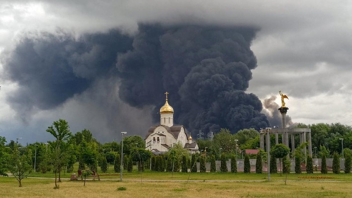 Kilang Minyak Rusia Terbakar Dihantam Serangan Terbesar Ukraina Thick plumes of smoke with flames rise from an oil refinery following a Ukrainian drone attack in the course of Russia-Ukraine conflict, in Moscow, Russia, June 18, 2026, in this picture obtained from social media. SOCIAL MEDIA/via REUTERS THIS IMAGE HAS BEEN SUPPLIED BY A THIRD PARTY.