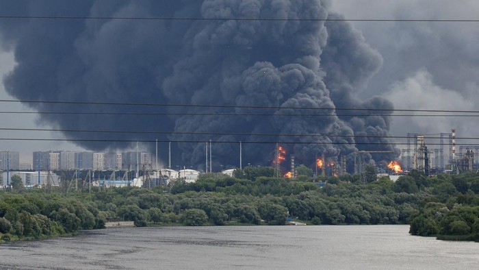 Kilang minyak Rusia terbakar usai serangan drone Ukraina (Foto: SOCIAL MEDIA via REUTERS/SOCIAL MEDIA)