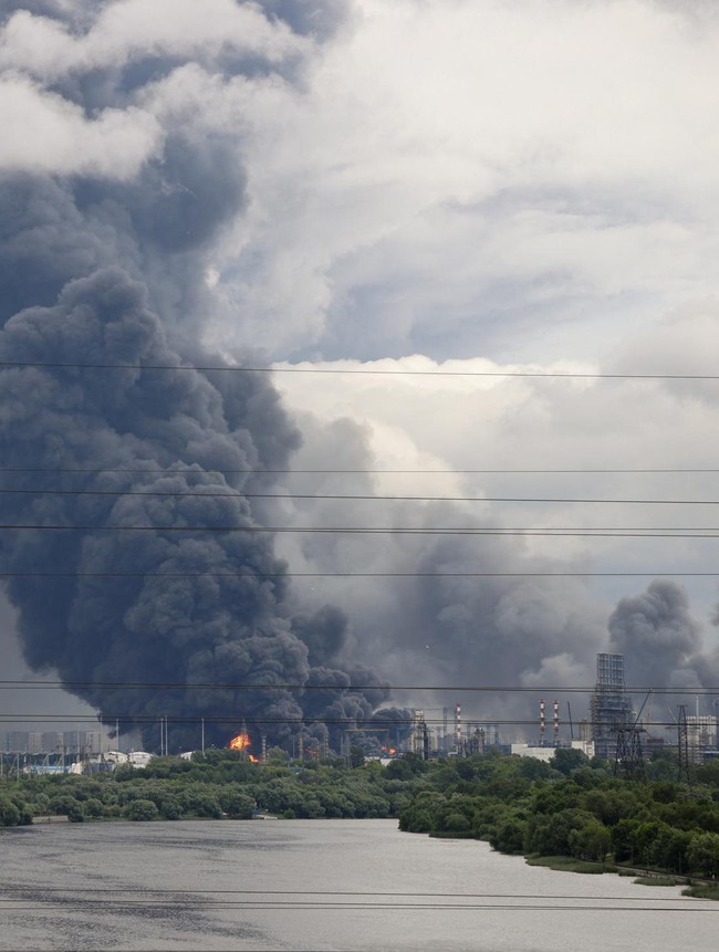 Kilang Minyak Rusia Terbakar Dihantam Serangan Terbesar Ukraina