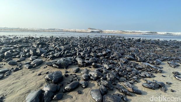 Kondisi kapal tongkang batubara yang terdampar di Pantai Sukaresik. Kondisi kapal tongkang batubara yang terdampar di Pantai Sukaresik.