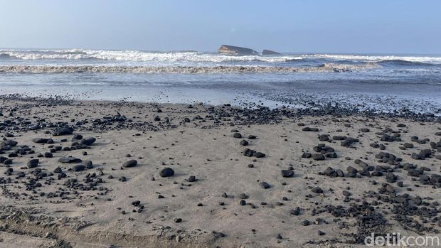 Kondisi kapal tongkang batubara yang terdampar di Pantai Sukaresik. Kondisi kapal tongkang batubara yang terdampar di Pantai Sukaresik.