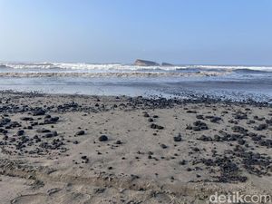 Dampak Buruk Batu Bara yang Cemari Perairan Pangandaran