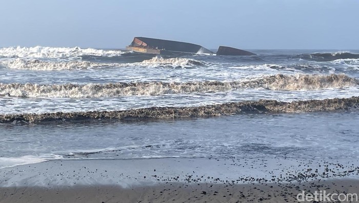 Kondisi kapal tongkang batubara yang terdampar di Pantai Sukaresik.