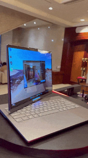 Fitur ini dirancang untuk mengikuti posisi pengguna agar selalu berada di dalam frame saat sedang melakukan video call atau presentasi. Foto: Virgina Maulita Putri/detikINET
