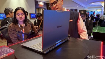 Sekilas laptop ini terlihat seperti laptop clamshell berukuran 14 inch pada umumnya. Laptop ini diotaki prosesor Intel Core Ultra Series 3 dengan layar sentuh OLED yang memiliki resolusi 2,8K. Foto: Virgina Maulita Putri/detikINET