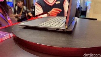 Tombol power yang ada di sisi kanan laptop ini tidak hanya dapat mengaktifkan perangkat, tapi juga membuka layarnya secara otomatis. Foto: Virgina Maulita Putri/detikINET