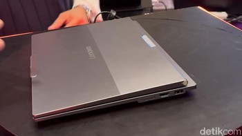 Laptop yang dimaksud adalah Lenovo ThinkBook Plus Gen 7 Auto Twist yang pertama kali diumumkan di ajang CES 2026 awal tahun kemarin. Laptop ini hadir di Jakarta dalam rangka Lenovo Tech Day 2026. Foto: Virgina Maulita Putri/detikINET