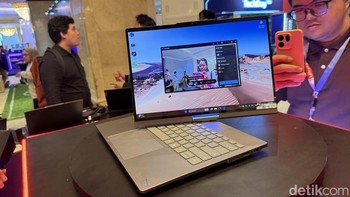 Menggunakan webcam 10 MP dan teknologi AI, laptop ini dapat mengikuti pergerakan wajah pengguna agar tetap berada di dalam frame. Foto: Virgina Maulita Putri/detikINET