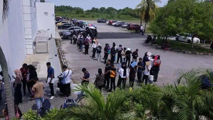 Antrean pelamar kerja sepanjang 2 km di Melaka, Malaysia (Foto: PHOTO: MAJLIS BANDARAYA MELAKA BERSEJARAH/FACEBOOK)