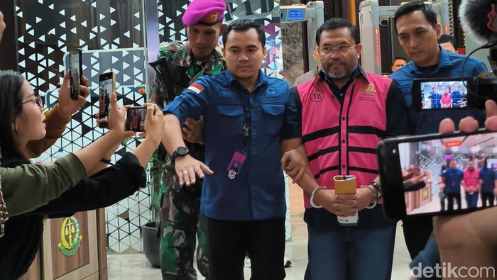 Mantan Wakil Kepala BGN Sony Sonjaya setelah 10 jam diperiksa Kejagung RI terkait pengajuan JC, Kamis (18/6/2026).