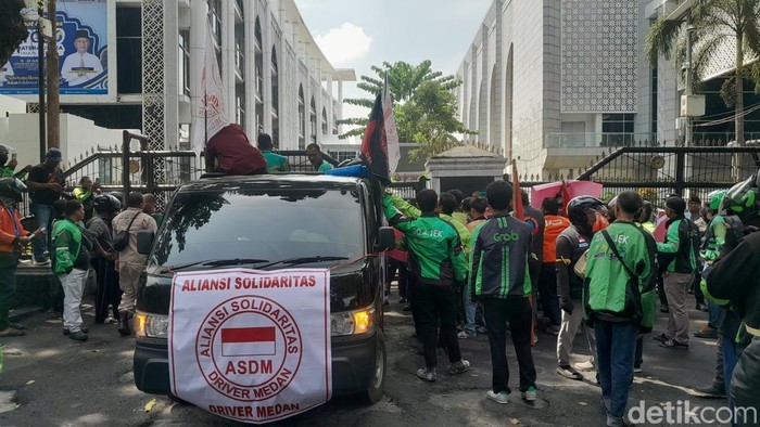 Massa ojol melakukan aksi di depan Kantor DPRD Sumut (Nizar Aldi/detikSumut)