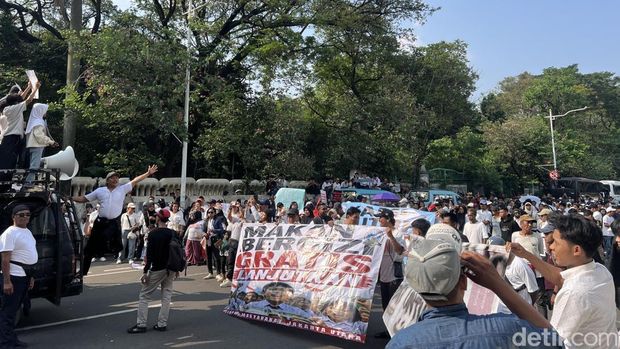 Massa tolak MBG juga demo di Patung Kuda, Jakpus. Massa pro dan kontra MBG terpisah lokasi karena berada di dua ruas jalan yang berbeda. (Adhfar AS/detikcom)