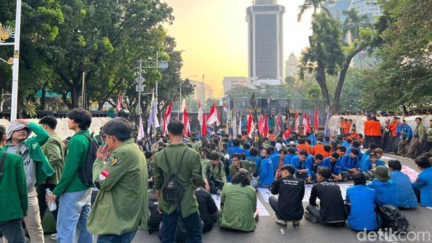 Massa yang menolak MBG juga demo di Patung Kuda, Jakpus. Massa pro dan kontra MBG terpisah lokasi karena berada di dua ruas jalan yang berbeda. (Adhfar AS/detikcom)