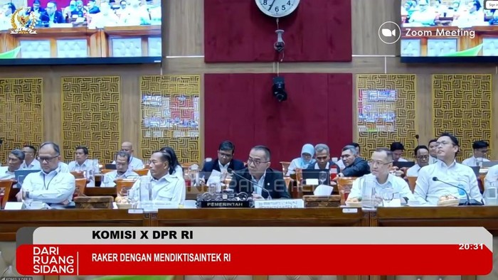 Mendiktisaintek Brian Yuliarto dan jajaran saat Rapat Kerja bersama Komisi X DPR