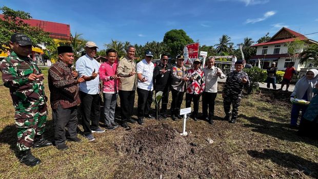 Menteri LH Jumhur Hidayat dan Kapolda Riau mengecek sekat kanal pencegah karhutla di Pulau Mendol, Kabupaten Pelalawan.