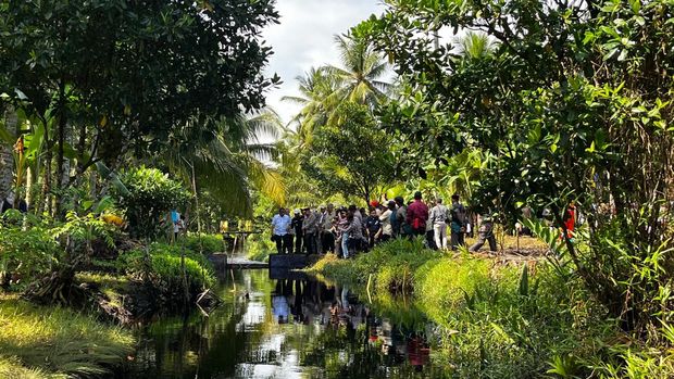 Menteri LH Jumhur Hidayat dan Kapolda Riau mengecek sekat kanal pencegah karhutla di Pulau Mendol, Kabupaten Pelalawan.