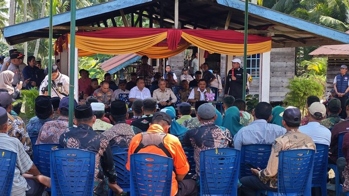 Menteri Lingkungan Hidup (LH) Mohammad Jumhur Hidayat meninjau pembangunan sekat kanal di Pulau Mendol, Kuala Kampar, Riau.