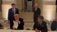 Momen Trump Teken MoU Damai dengan Iran Disaksikan Macron di Istana Versailles