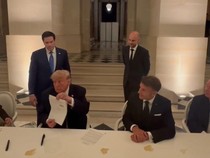 Momen Trump Teken MoU Damai dengan Iran Disaksikan Macron di Istana Versailles