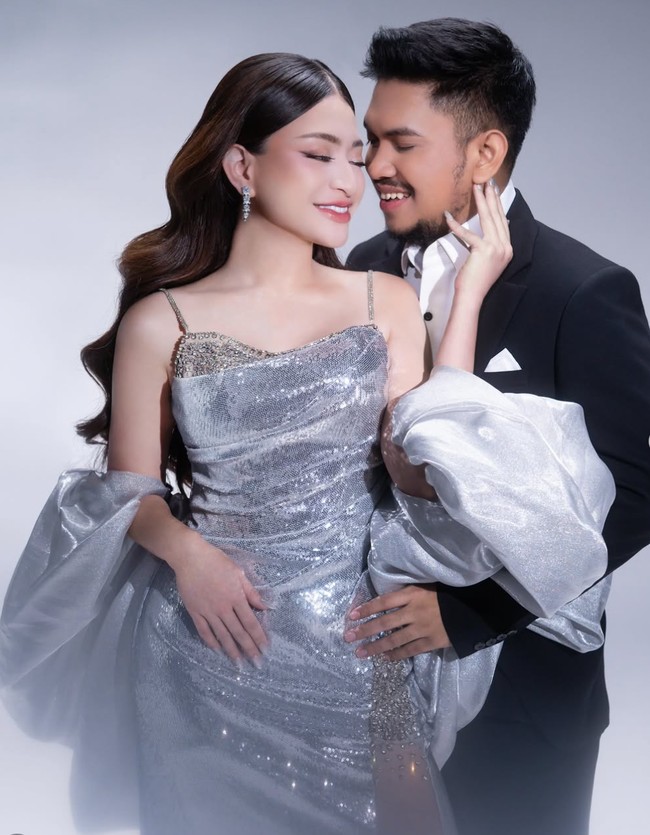 Nathalie Holscher baru saja membagikan hasil foto prewedding dirinya dengan calon suami, Aripat. Dengan bantuan fotografer Rio Motret, keduanya tampil kompak dalam balutan busana formal. Foto: Instagram/@nathalieholscher