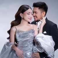 Nathalie Holscher baru saja membagikan hasil foto prewedding dirinya dengan calon suami, Aripat. Dengan bantuan fotografer Rio Motret, keduanya tampil kompak dalam balutan busana formal. Foto: Instagram/@nathalieholscher