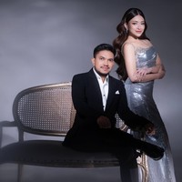Penampilan Nathalie terlihat glamor kenakan gaun silver dari Enchanted Gown. Gaun panjang tersebut dipenuhi payet dan sequin yang berkilau, memantulkan cahaya dari berbagai sudut. Siluet gaunnya dibuat bodycon untuk menonjolkan bentuk tubuh secara anggun. Foto: Instagram/@nathalieholscher