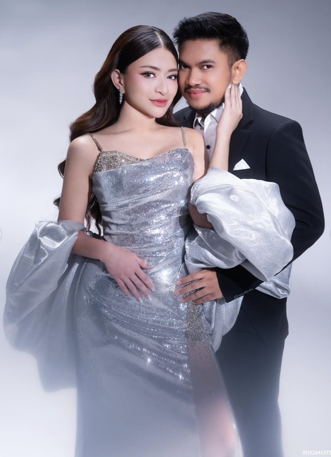 Sementara Aripat tampil klasik dalam setelan jas hitam formal rancangan Dikha Sigit. Ia mengenakan blazer hitam berpotongan slim fit dipadukan kemeja putih formal. Foto: Instagram/@nathalieholscher